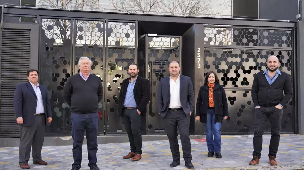 El equipo de DataWise frente al edificio