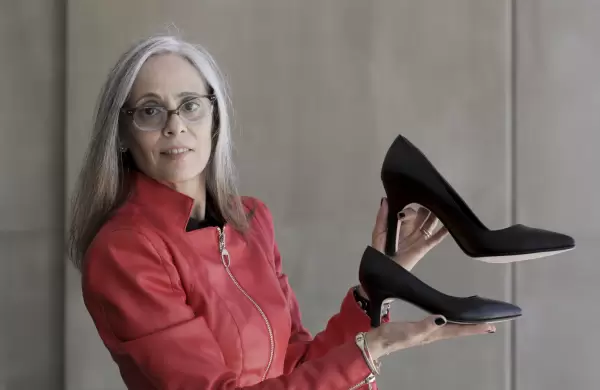 Calza 32 y eso la inspiró, a los 51 años, a crear una empresa de zapatos para mujeres