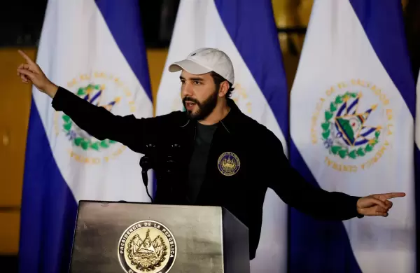 La caída del Bitcoin conmociona a El Salvador y su deuda califica como la argentina