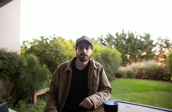 A los 27 años, este nómade digital cofundó dos empresas mientras viajaba por 30 países