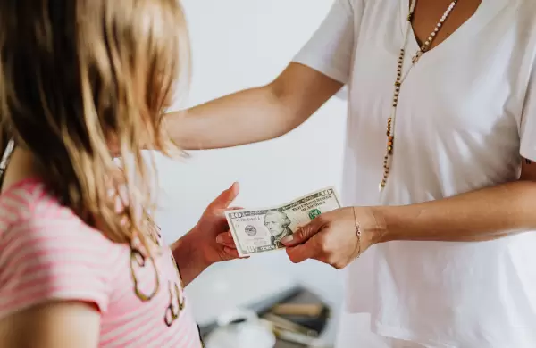Cuatro formas de ensear a tus hijos a valorar el dinero