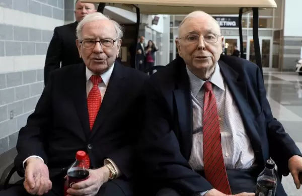 Charlie Munger, el contundente socio de Warren Buffett que llamó al bitcoin "veneno para ratas", quiere que Estados Unidos prohíba las crypto