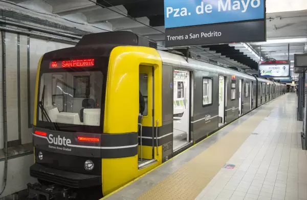 Pagos con tarjetas en el subte: ya representan el 20% de los viajes, predomina el débito y suman molinetes ante la demanda