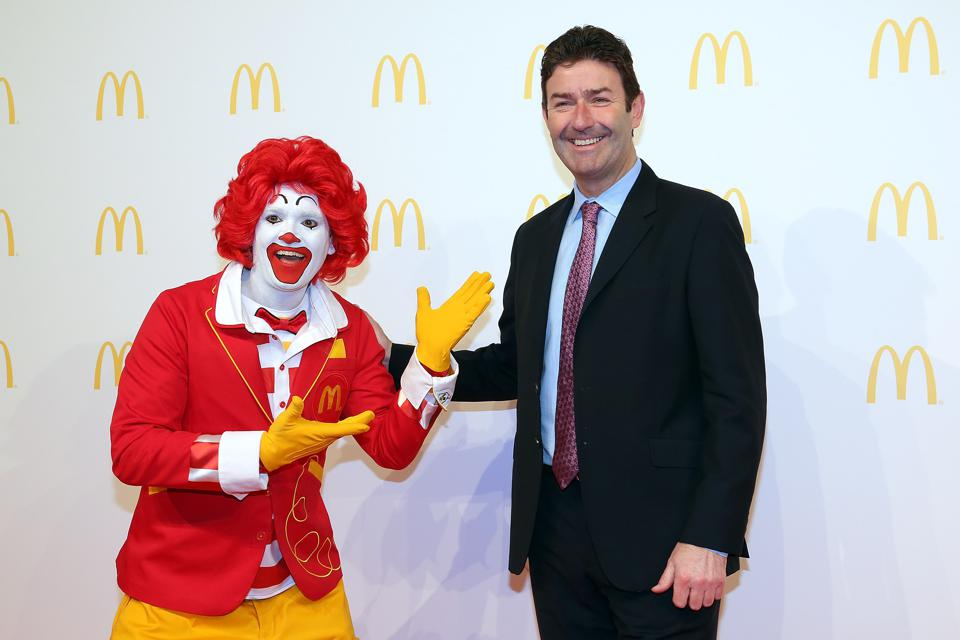 Ex CEO devuelve 105 millones de dólares a McDonald's por ocultar