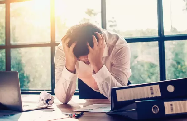 Quemados e infelices: el "burnout" afecta a 1 de cada 3 trabajadores argentinos