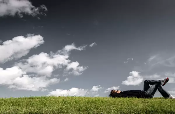 Por qué dormir siesta en el trabajo mejora la productividad