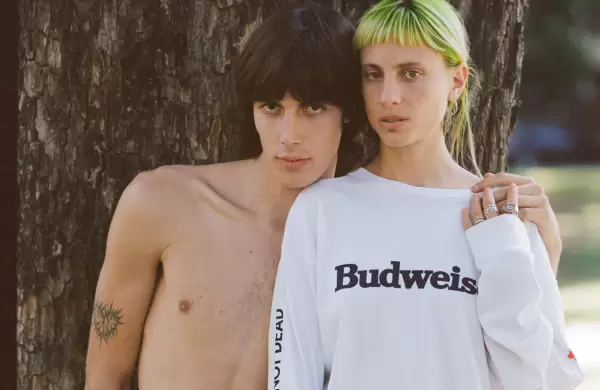 Budweiser y Ay not dead lanzan en conjunto una colección de indumentaria