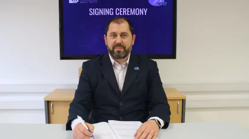 José Luis Randazzo, gerente general de Veng, firmando el acuerdo con la empresa 