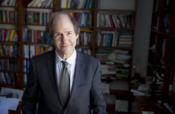Cass Sunstein: "Los gobiernos pueden usar mi teoría del empujón para hacer un buen trabajo sin invertir mucho dinero"