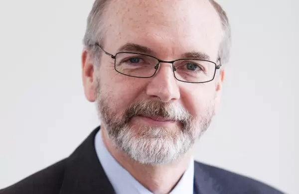 Experto britnico advierte que no es sostenible vacunar cada seis meses contra el COVID-19