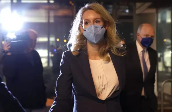Qué enseñanzas deja el caso de la mega estafadora Elizabeth Holmes sobre la seguridad psicológica en el trabajo