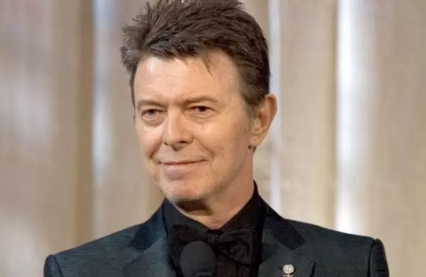 Qué compañía adquirió el catálogo musical completo de David Bowie y cuánto invirtió