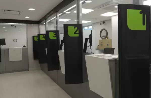 Un banco despedirá a los empleados no vacunados