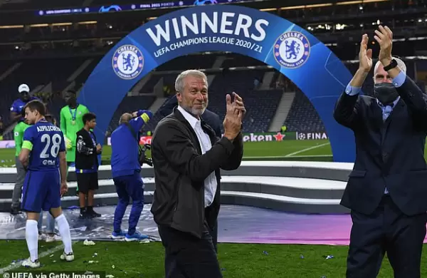 Investigan al multimillonario dueño del Chelsea por mentir sobre sus orígenes para obtener beneficios
