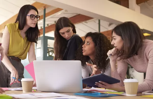 Flexibilidad horaria, igualdad laboral y más: qué buscan las mujeres hoy en un trabajo