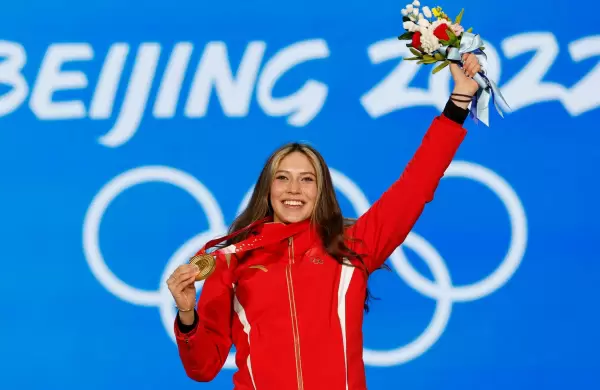 Eileen Gu: la estadounidense que compite por China en los Juegos de Beijing y es un imán para las marcas