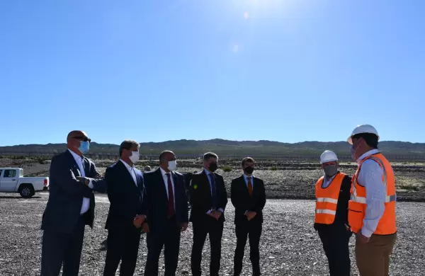 Manzur y Uñac visitaron la construcción de un parque solar de Genneia que generará energía renovable en San Juan