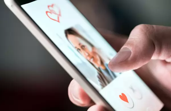 ¿Un chatbot puede enseñarte a enamorar? Los coaches de citas con IA ya conquistan el mercado en Tinder y otras plataformas
