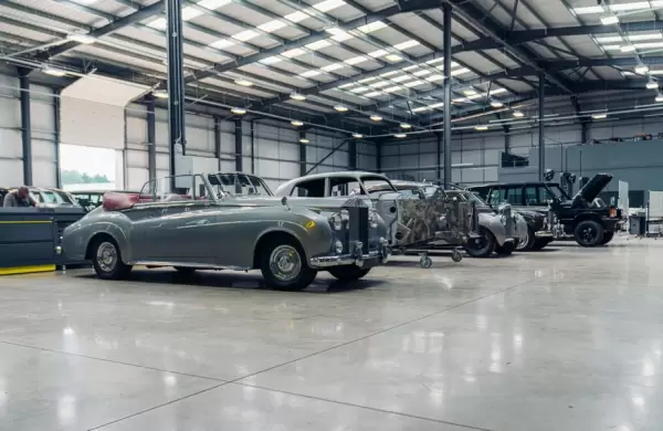 Restaurar autos de lujo y convertirlos a eléctricos, un negocio en pleno auge
