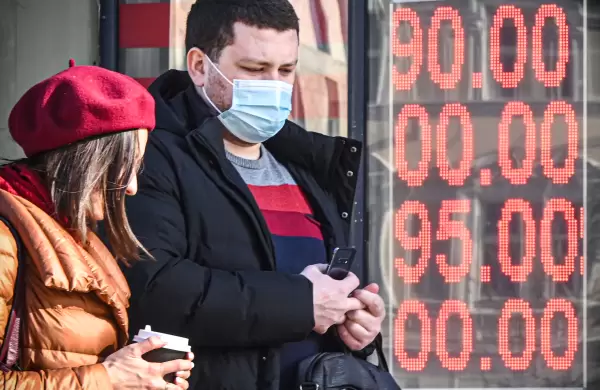 El rublo cae como un castillo de naipes tras las sanciones financieras contra Rusia