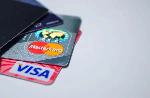 Tarjetas de crédito en el laberinto ¿Refinanciar el saldo podría ser mejor que pagar?