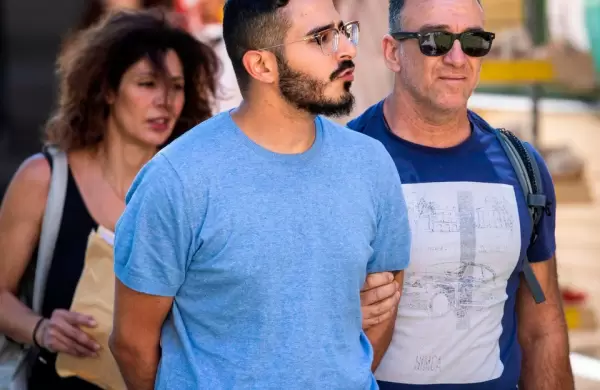 La familia del magnate de los diamantes Lev Leviev ahora demanda al "estafador de Tinder"