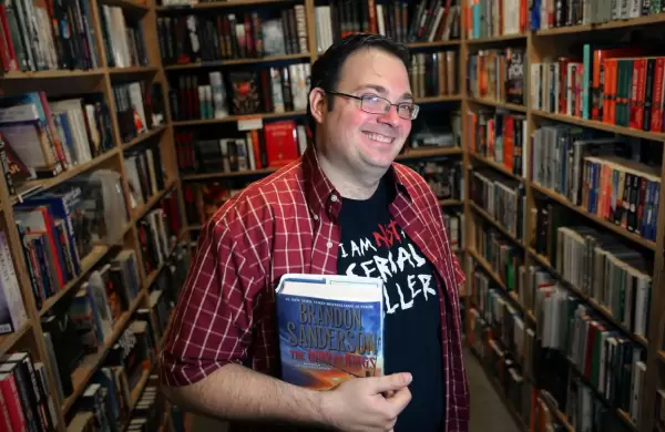 Cmo hizo el escritor Brandon Sanderson para recaudar 20 millones de dlares en menos de una semana