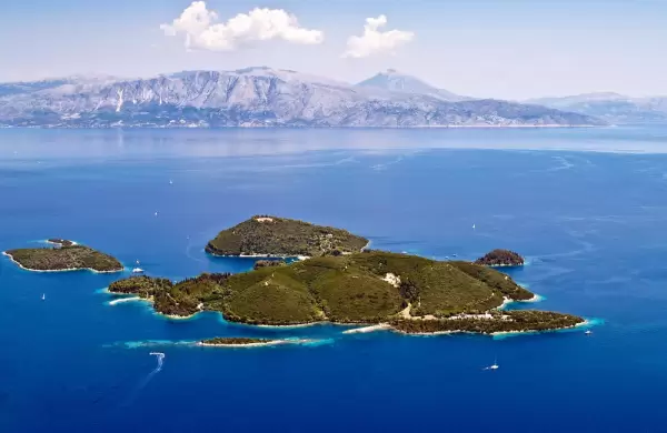 Así es Skorpios, la isla con dueño ruso que se convirtió en el paraíso de los multimillonarios