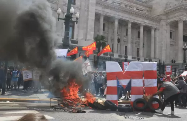 En videos: así fueron los incidentes en el Congreso por el acuerdo con el FMI