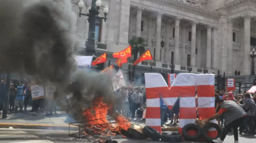 El debate por el acuerdo con el FMI inici con incidentes en el Congreso