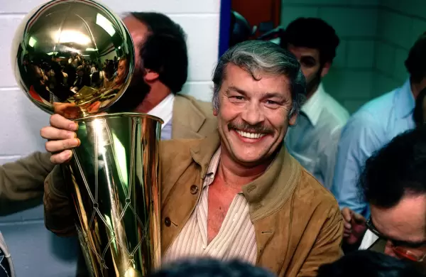 La historia de Jerry Buss, el empresario que revolucionó la NBA y ahora es un éxito en HBO