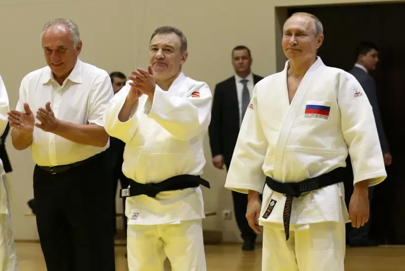 Vladimir Putin, junto a Arkady Rotenberg y Vasily Anisimov, en Sochi en 2019.