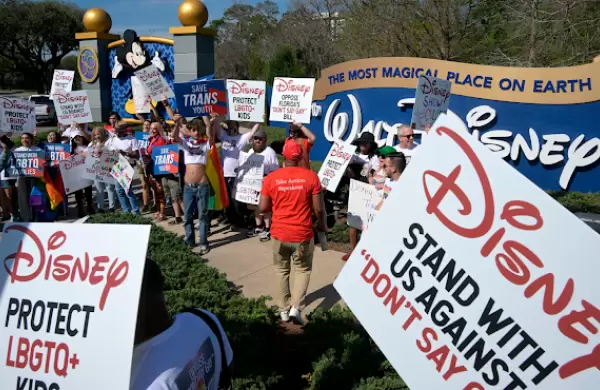 Empleados de Disney harán huelga contra la empresa por no oponerse a una ley anti LGBTQ