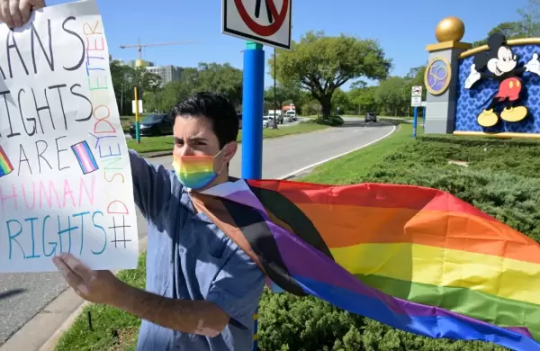 Disney cede y se manifiesta contra una polmica ley pero sus empleados continan con huelgas