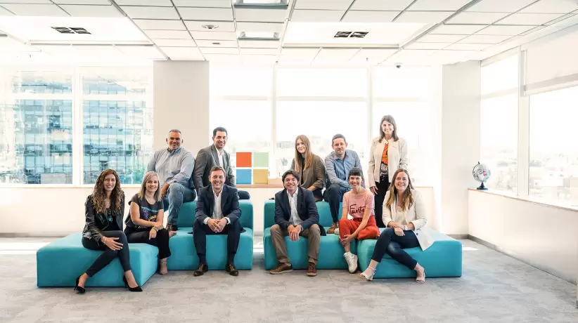 El equipo de Microsoft celebra los 30 años de la empresa en el país.