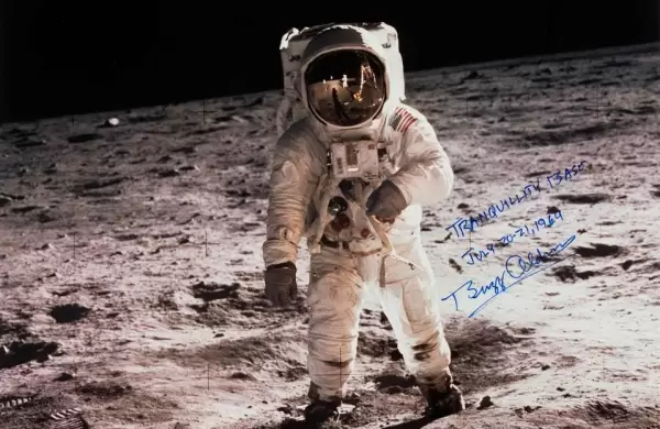 La NASA pierde una batalla legal: se subastará el polvo lunar recolectado por Neil Armstrong en 1969