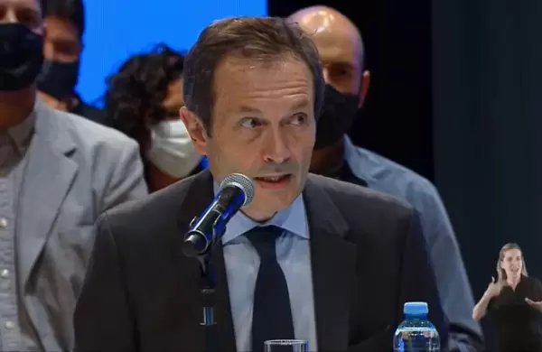 El Gobierno anunció un programa para regular el uso de las redes sociales y estalló la oposición