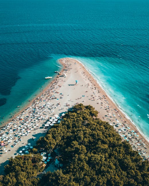 Playa paradisíaca con arena blanca y aguas turquesas. sin embargo