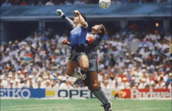 Subastarán la camiseta que usó Maradona al hacer el gol de la "mano de Dios" contra los ingleses
