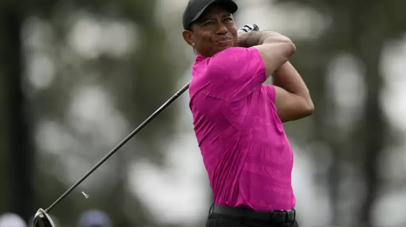 Tiger Woods volvió a jugar al golf luego del accidente en el que casi pierde una
