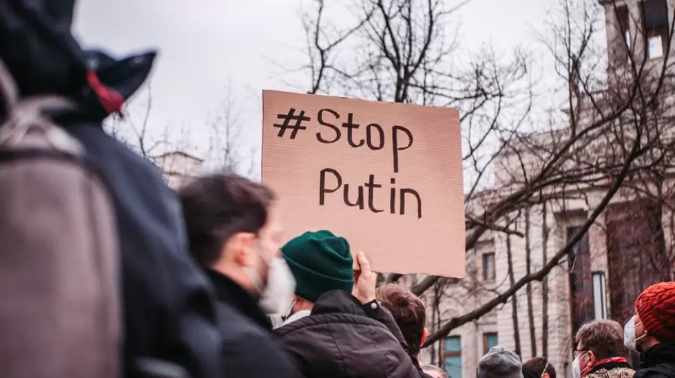 Gente en la calle protestando contra la guerra (Pexels)