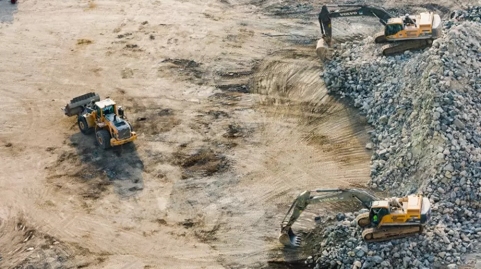 Tres Excavadoras Amarillas Cerca Del Cargador Frontal