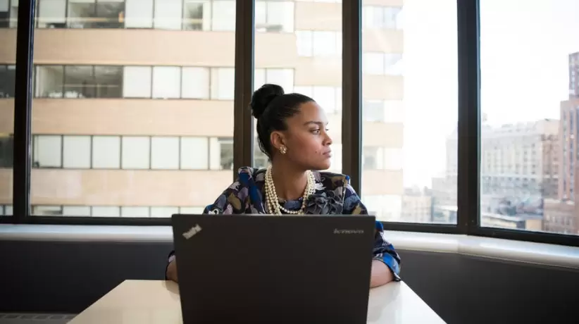 Mujer Sentada Frente A Computadora Portátil Negra