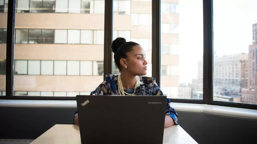 Mujer Sentada Frente A Computadora Porttil Negra