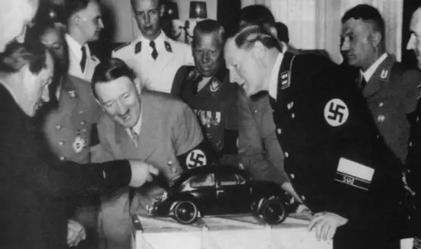 Hitler admirando una maqueta de Porsche