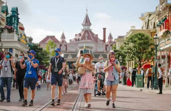 Por qué la "batalla" entre Disney y el gobernador de Florida podría perjudicar a quienes visiten Orlando