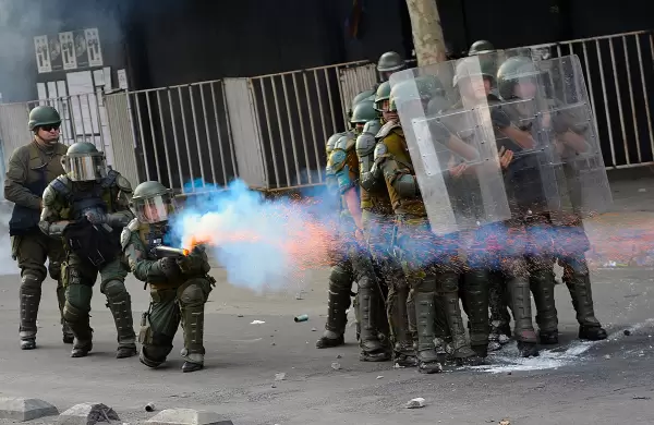 Quién es el economista chileno que expone fotos inéditas de "la primera línea" en La Feria del Libro
