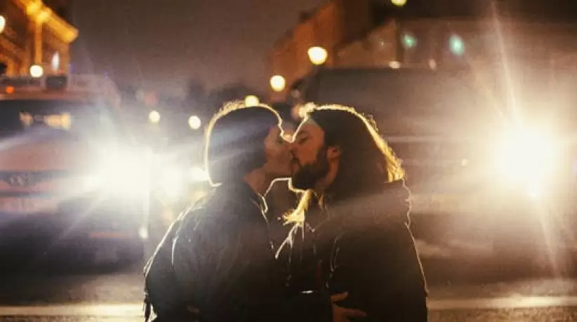Fotos de stock gratuitas de abrazando, anochecer, besando