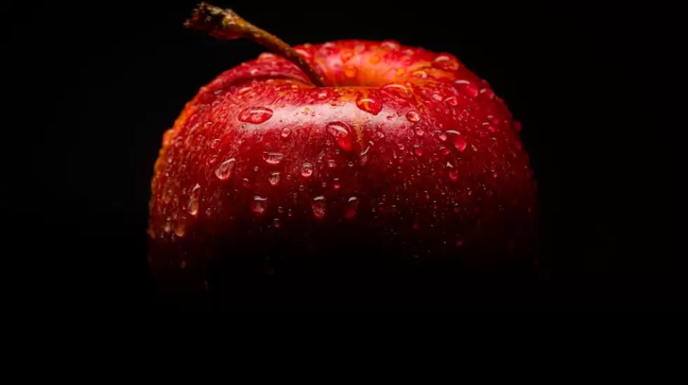 Fruto De Manzana Roja Con Fondo Negro