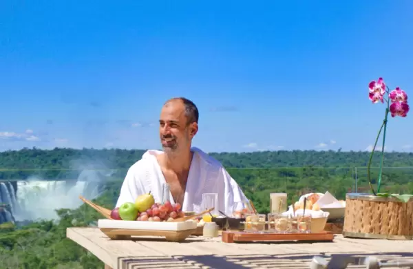 El exitoso influencer de hoteles en TikTok que recomienda experiencias de lujo